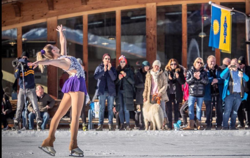 Für Zuschauerinnen und Zuschauer Gratis: Eine Läuferin des Internationalen Schlittschuhclubs St. Moritz am Schaulaufen.
