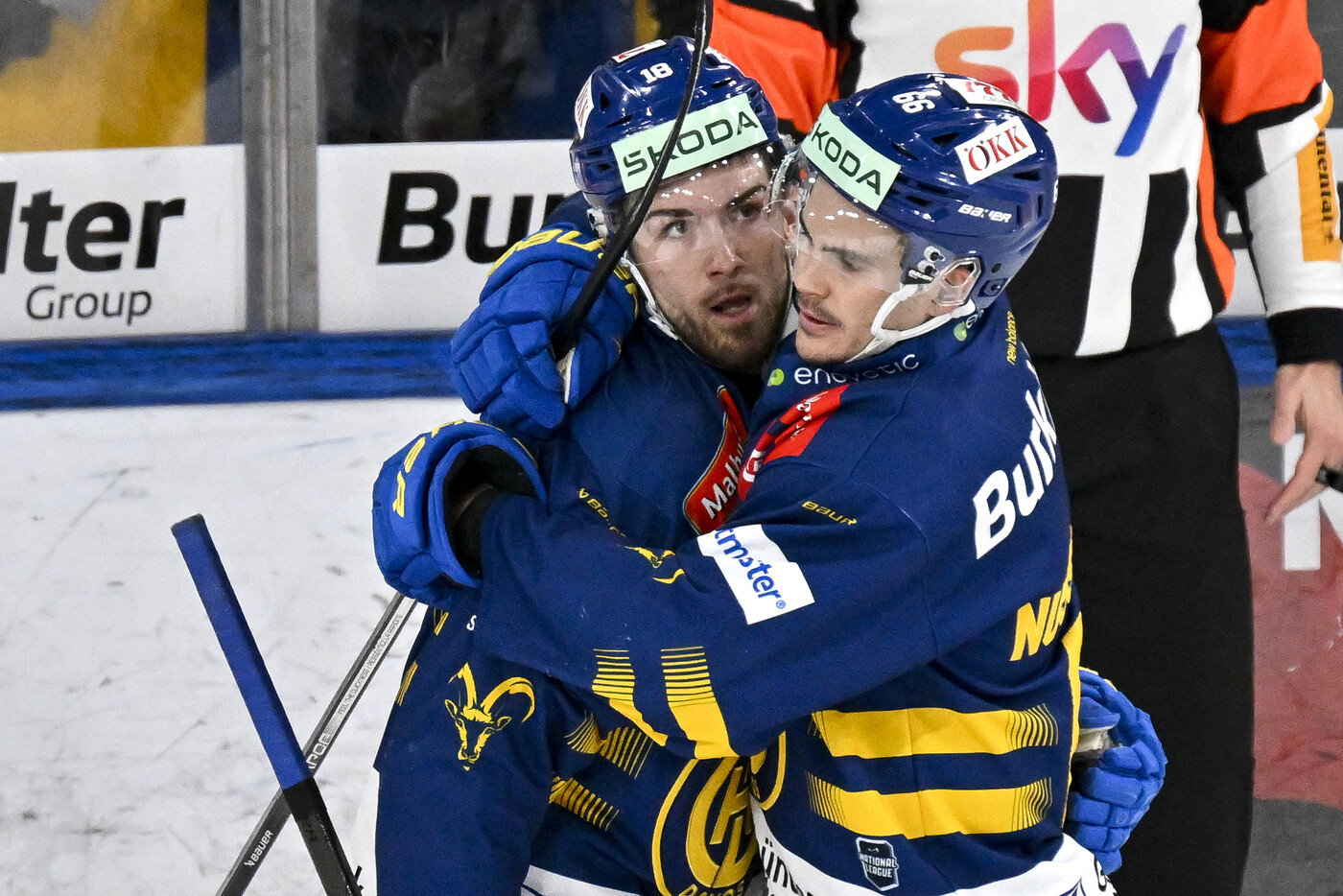 Im ersten Drittel: Torschütze Filip Zadina (links) und Valentin Nussbaumer jubeln über den Ausgleichstreffer zum 1:1.