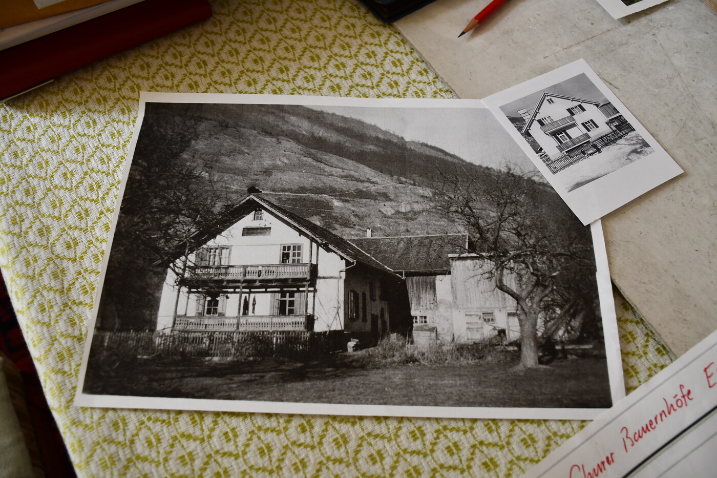 Aus dem Fotoalbum: Haus und Hof der Familie Schmid in den 50er-Jahren. 