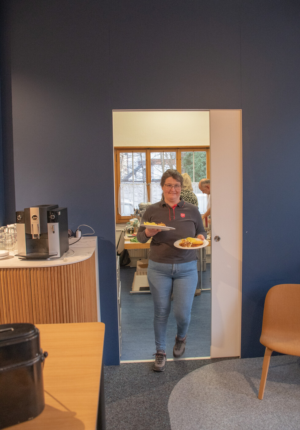 Hilfsbereit: Barbara ist eine der Freiwilligen, die sich bei «Open Heart» engagieren.