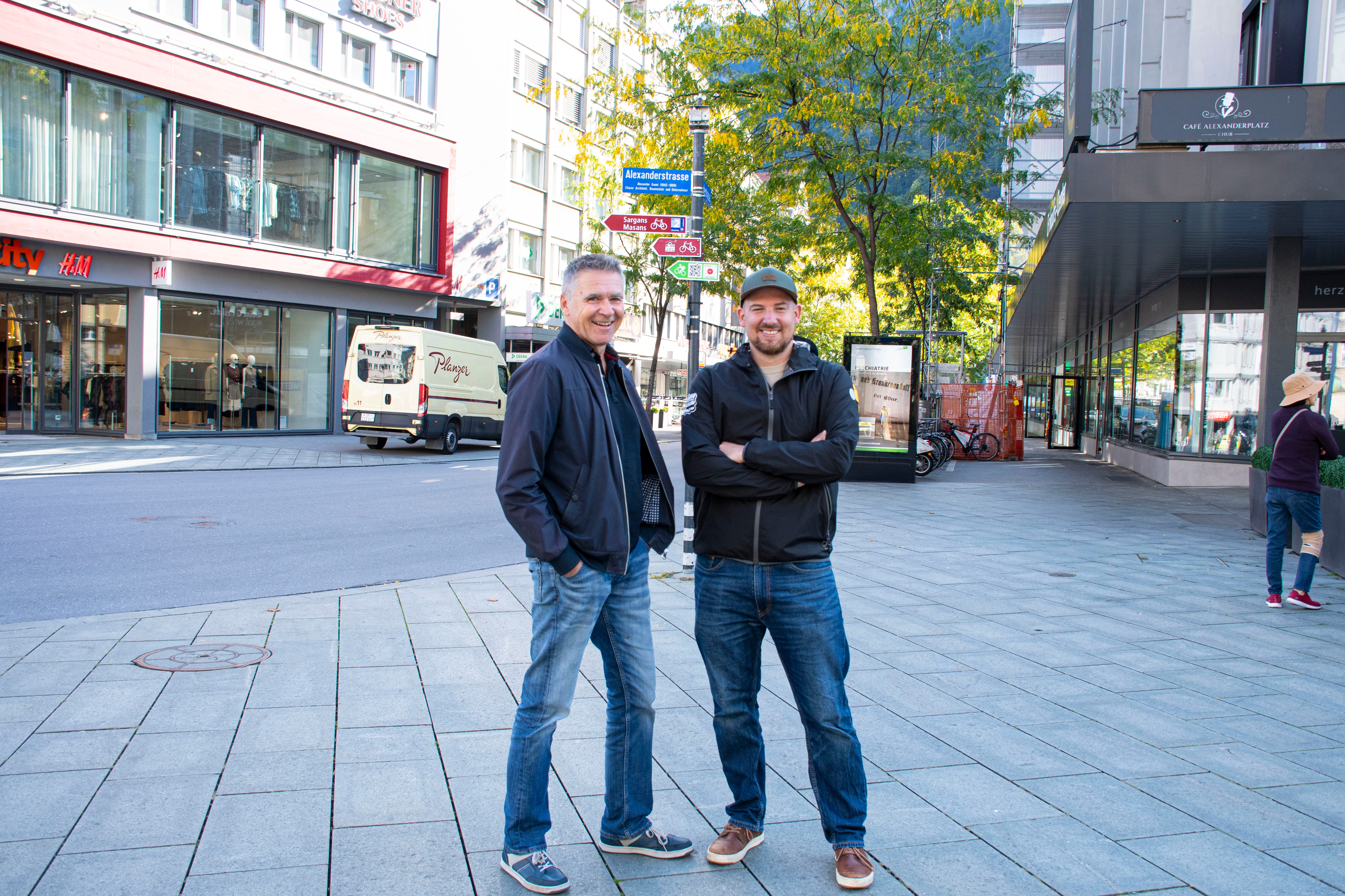 Hier wird bald der Startschuss der Schlagerparade fallen: Andy Stöckli (l.) und Marc Raguth Tscharner auf dem Alexanderplatz.