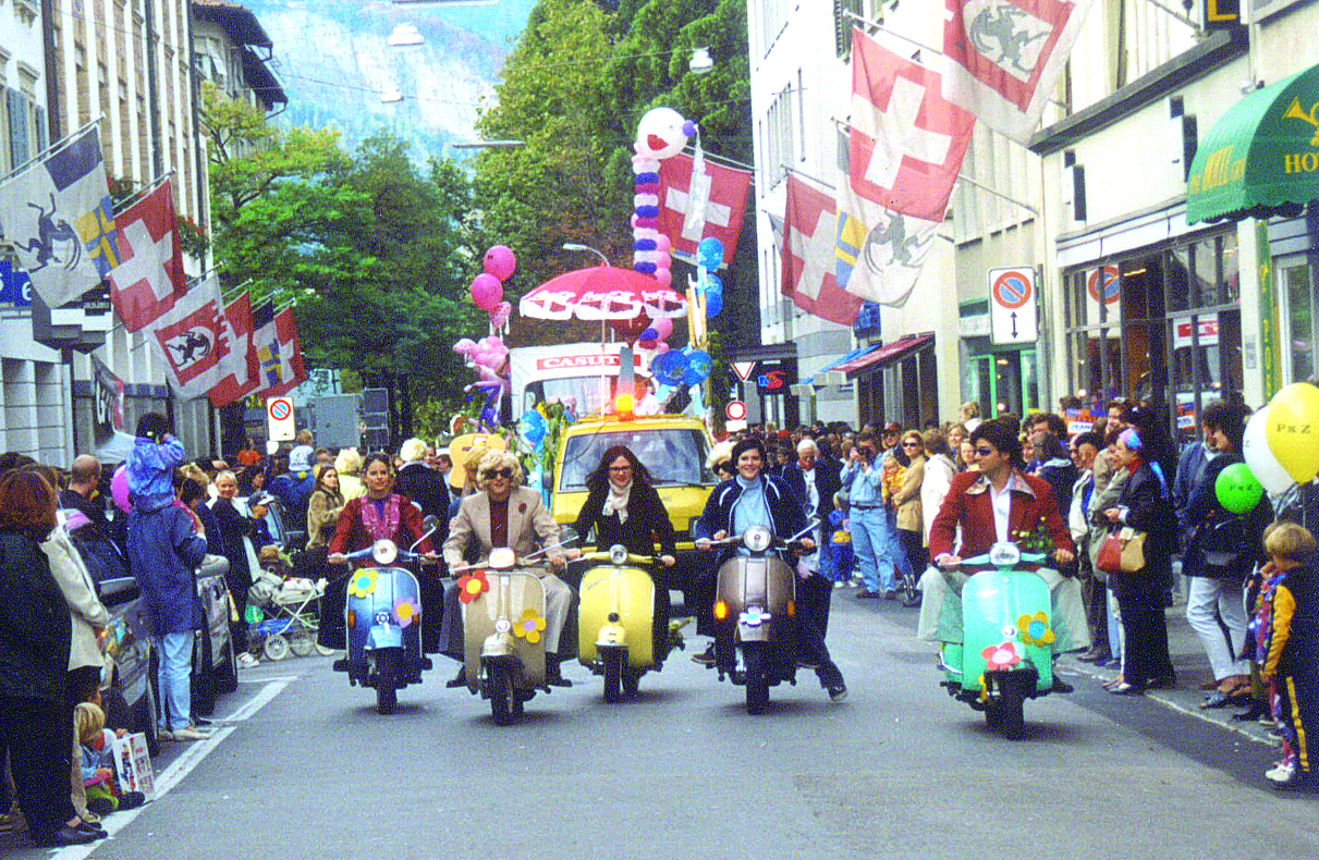 Die erste Parade: Umzug auf der damals noch asphaltierten Poststrasse.