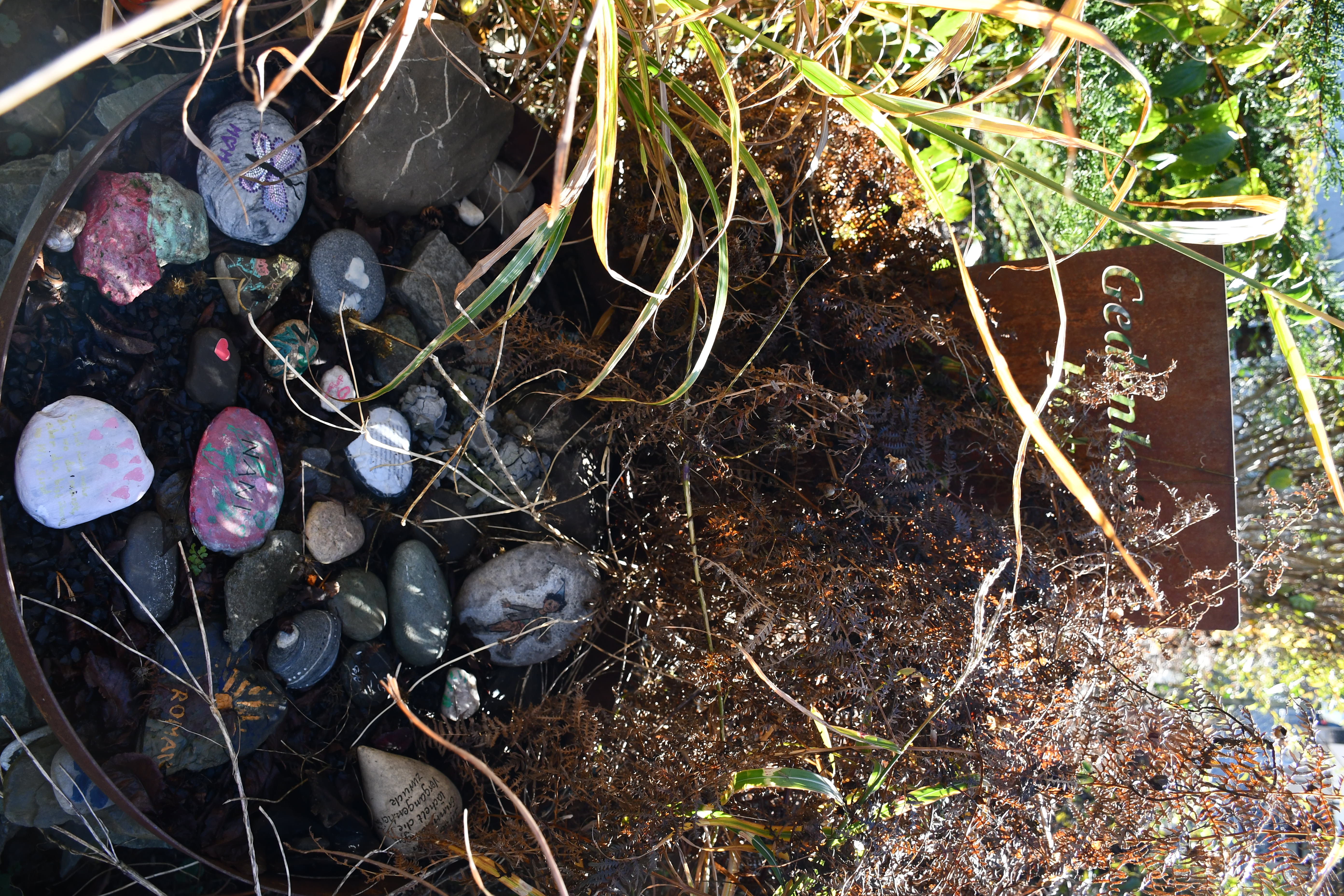 Zum Gedenken: Bunte Steine erinnern an die Verstorbenen.