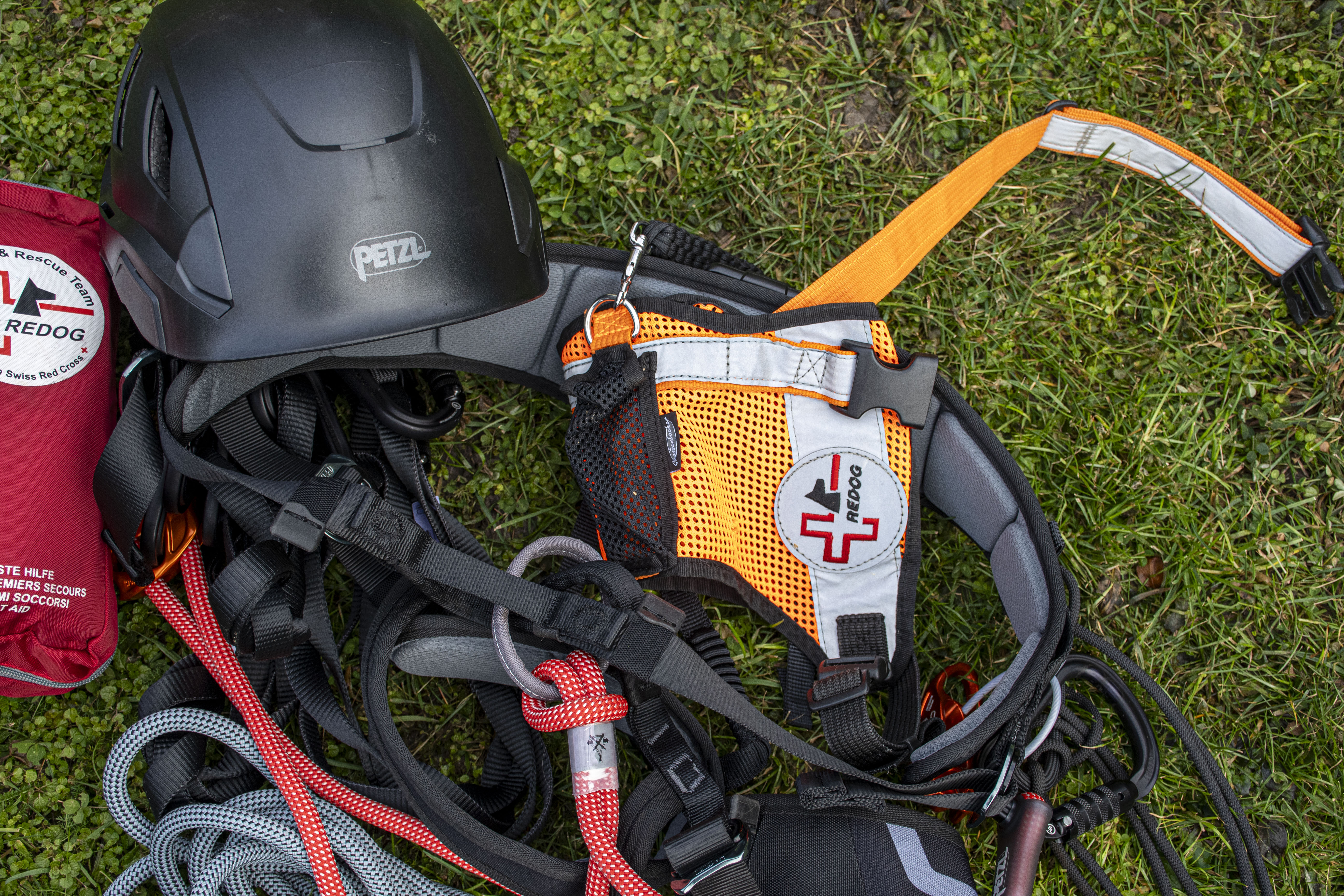 … sondern auch alpine Ausrüstung und Erste Hilfe-Material.
