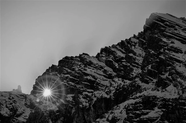 Die Sonne scheint durch das Ela-Loch ins Tal.