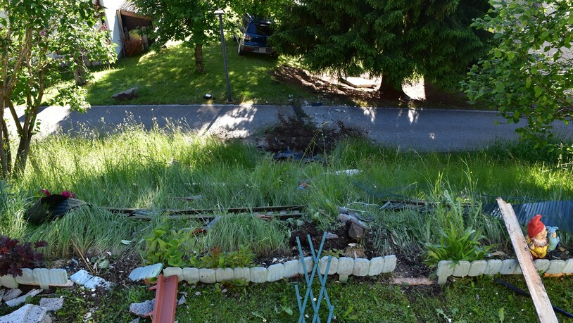 Über diese abfallende Böschung und die Zufahrtsstrasse rollte der Wagen.