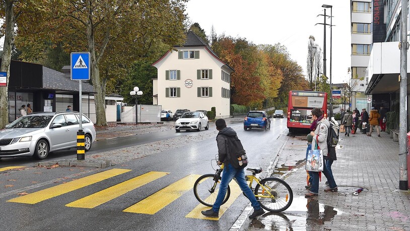Um den motorisierten Verkehr nicht zu stark einzuschränken, verzichtet der Kanton auf einen zweiten Fussgängerstreifen, den er zwischen «Kreuz» und Bühlpark gerne platziert hätte (hinten im Bild).