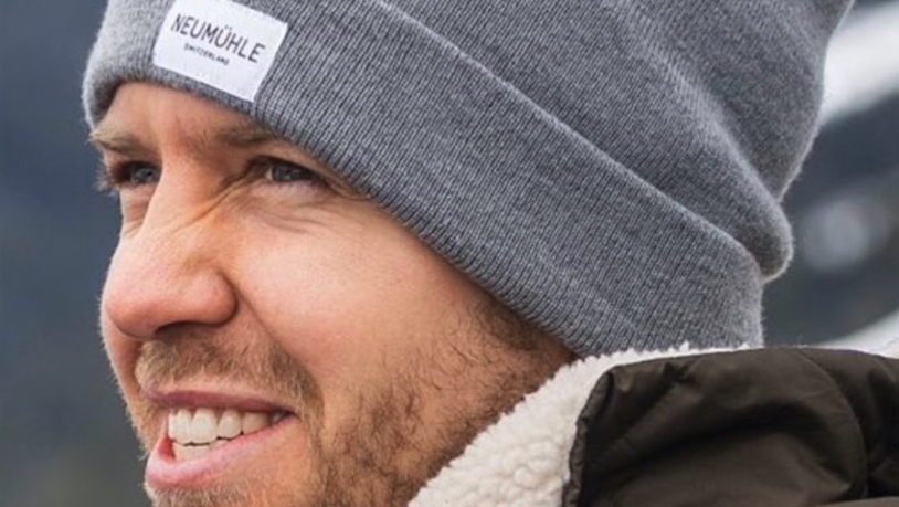 «Gratiswerbung»: Sebastian Vettel zeigt sich mit dem Logo eines Uzner Unternehmens.