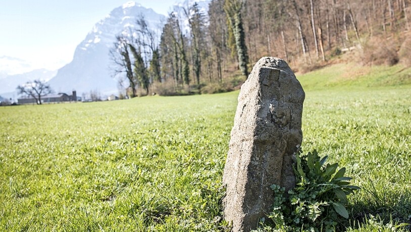 Der 1. Gedenkstein.