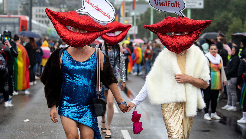 Trotz anhaltendem Regen und Corona-Pandemie sind am Sonntag Tausende Menschen bei der CSD-Parade durch Köln gezogen. Foto: Marius Becker/dpa