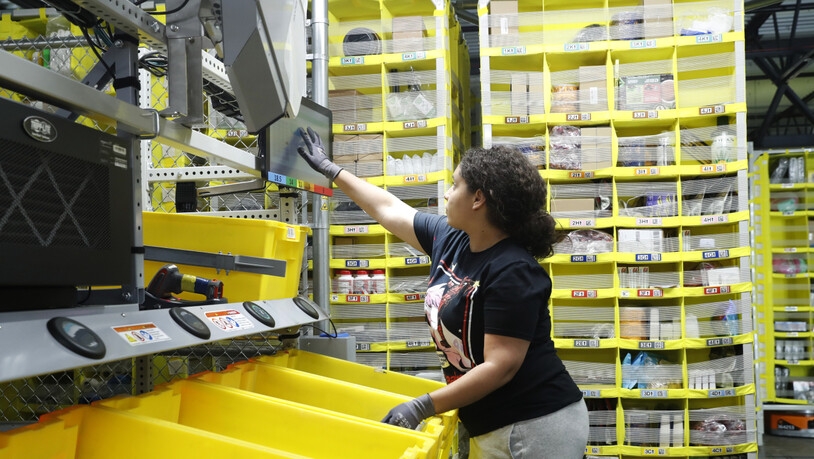 Der Onlinehändler Amazon erhöht für die Mitarbeitenden in den USA den durchschnittlichen Stundenlohn an. Zudem sollen mehr als 125'000 neue Mitarbeitende ein.(Archivbild)