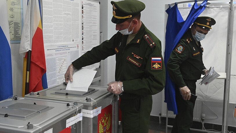 Russische Beamte geben während der Parlamentswahlen in Rostow am Don ihre Stimme in einem Wahllokal ab. Nach Beschwerden über erzwungene Stimmabgaben bei der Parlamentswahl in Russland hat die Zentrale Wahlkommission am Samstag eine Prüfung der Vorwürfe…