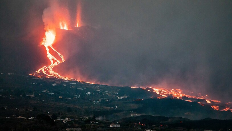 Der Vulkan auf der Kanareninsel La Palma stößt Lava aus. Foto: Kike Rincón/EUROPA PRESS/dpa