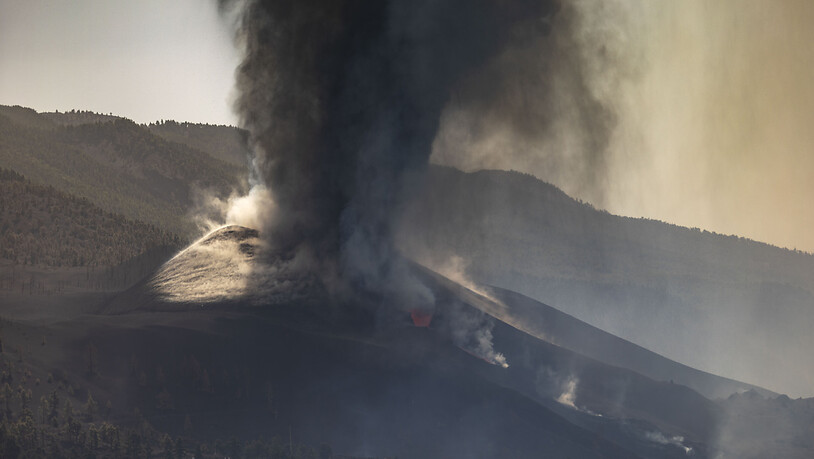 Blick auf den Vulkan Cumbre Vieja vom Aridane-Tal aus während des Ausbruchs. Foto: Kike Rincón/EUROPA PRESS/dpa