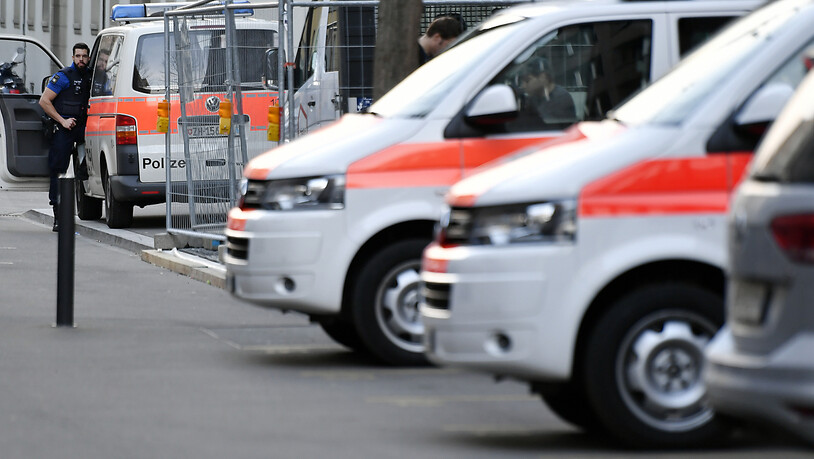 Die Stadtpolizei Zürich hat im Kreis 9 eine bewusstlose Frau mit Stichverletzungen aufgefunden. Die 30-jährige Frau erlag ihren schweren Verletzungen noch vor Ort. (Archivbild)