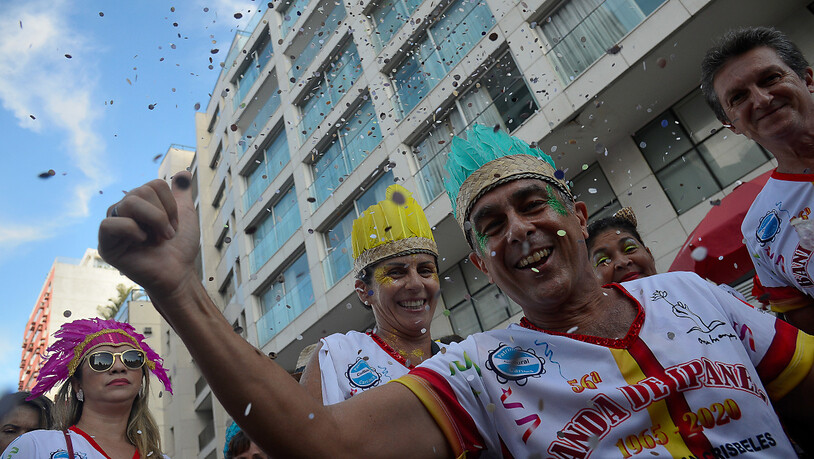 ARCHIV - Menschen feiern Karneval im Süden von Rio de Janeiro. Nach dem coronabedingten Komplettausfall 2021 soll der weltberühmte Karneval 2022 wieder stattfinden. Laut einer Mitteilung des Verbandes der Sambaschulen (LIESA) begann der Publikumsverkauf…