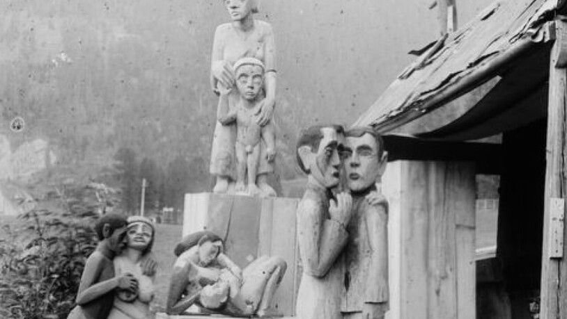 Das Kunstmuseum Basel stellt die beiden Expressionisten Hermann Scherer und Ernst Ludwig Kirchner einander gegenüber: Skulpturengruppe auf einer Fotografie von Ernst Ludwig Kirchner aus dem Jahr 1924.