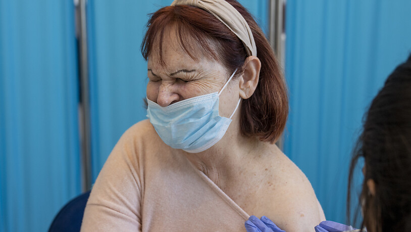 ARCHIV - In Israel haben bereits eine halbe Million Menschen über 60 ihre  vierte Impfung gegen Corona erhalten. Foto: Ariel Schalit/AP/dpa