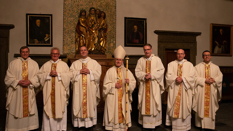 Die neuen Domherren unter Bischof Bonnemain (in der Mitte): Wilhelm Wolf, Adrian Lüchinger, Luis Varandas, Albert Fischer, Jürg Stuker, und Daniel Krieg.