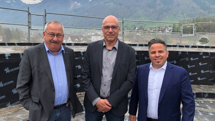 v.l.n.r.: Peter Zimmermann, Mitglied des Verwaltungsrates, Ronald Leuzinger, Gastgeber, Giuseppe Mongiovì, Präsident des Verwaltungsrates