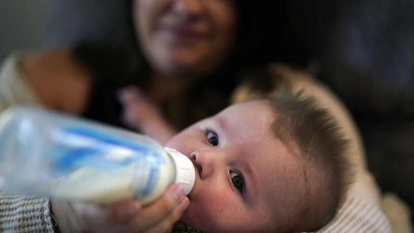 Eine Mutter füttert ihren Sohn mit Säuglingsnahrung. In den USA herrschen dramatischer Engpässe bei Säuglingsmilchnahrung. Foto: Gregory Bull/AP/dpa