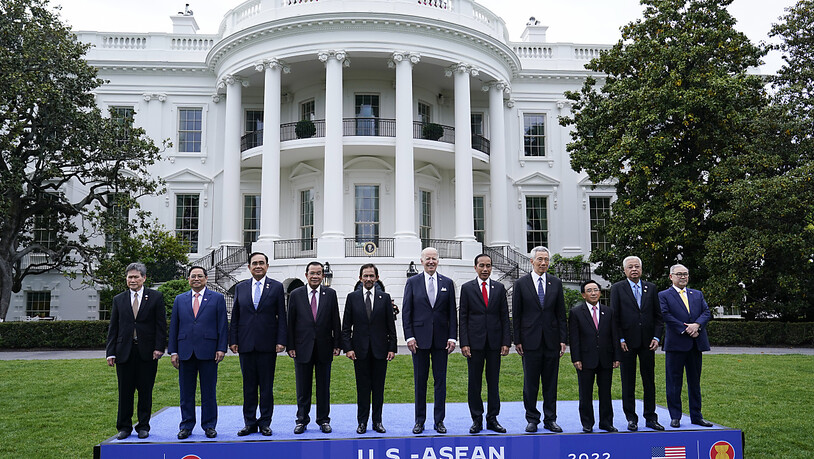 Der US-Präsident und die Staats- und Regierungschefs des Verbands Südostasiatischer Nationen (ASEAN) stehen auf dem Südrasen des Weißen Hauses. Die US-Regierung hat neue Initiativen und Projekte mit dem Verband südostasiatischer Staaten in Millionenhöhe…