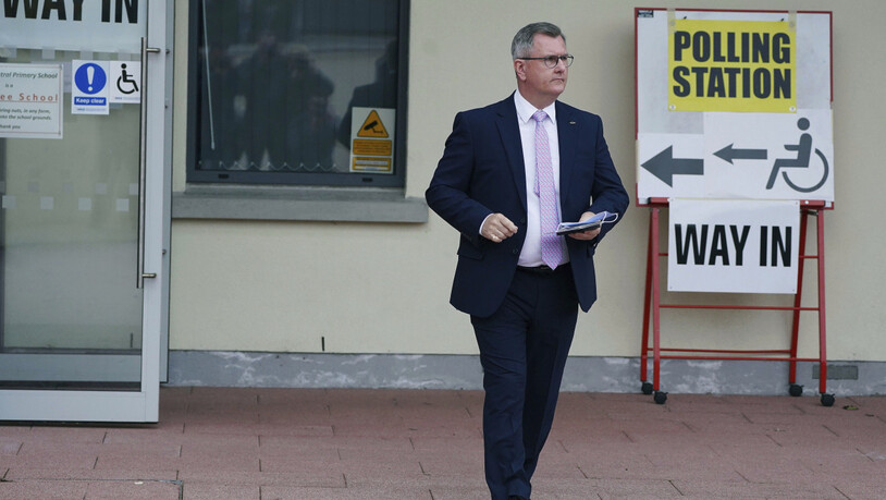 Jeffrey Donaldson, Vorsitzender der Democratic Unionist, verlässt ein Wahllokal. Aus Protest gegen die mit der EU vereinbarten Brexit-Regeln für Nordirland verweigert die DUP die Mitarbeit im Parlament des britischen Landesteils. Das sagte Parteichef…
