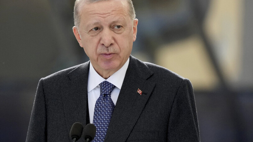 ARCHIV - Recep Tayyip Erdogan, Präsident der Türkei, spricht während eines Besuchs auf der Dubai Expo 2020 anlässlich einer Zeremonie zum türkischen Nationalfeiertag. Foto: Ebrahim Noroozi/AP/dpa