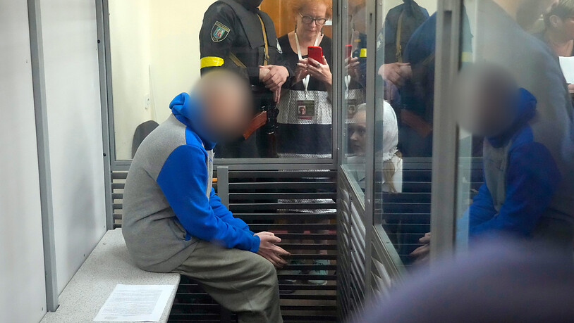 Ein russischer Soldat sitzt in einer Glaskabine während einer Gerichtsverhandlung in Kiew. Ein russischer Soldat muss sich in der Ukraine wegen der Tötung eines unbewaffneten Zivilisten vor Gericht verantworten. Foto: Efrem Lukatsky/AP/dpa - ACHTUNG:…