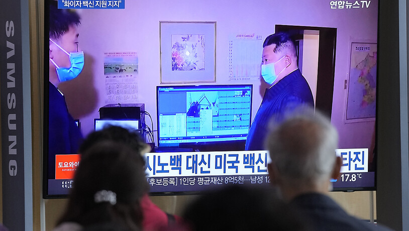 Kim Jong Un in einer Nachrichtensendung, die in einem Bahnhof in Seoul zu sehen ist. Foto: Ahn Young-Joon/AP/dpa