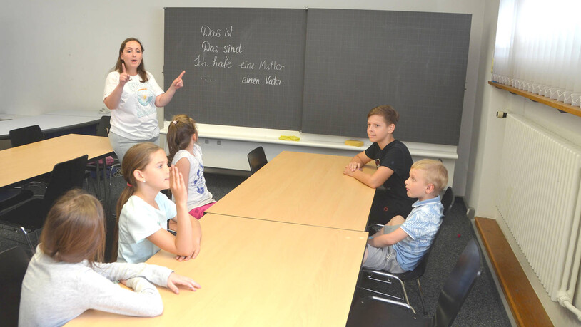Kleine Klasse: In Uznach bringt die aus Kiew geflüchtete Deutschlehrerin Kateryna Ntumba Muambayi fünf ukrainischen Kindern Deutsch bei. 