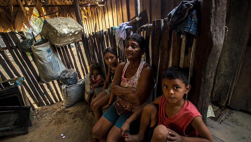 ARCHIV - Rosa Capo (2.v.r.) der Tenetehara-Ethnie sitzt mit ihren Enkelkindern in ihrem Dorf im Alto-Rio-Guama-Reservat. Auf der UN-Konferenz für biologische Vielfalt haben sich mehrere Organisationen für eine Stärkung indigener Völker beim Naturschutz…
