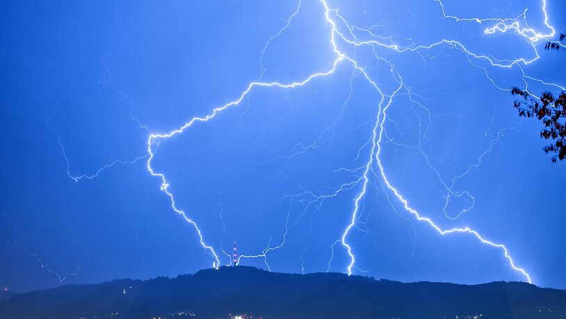 Die Gewitterfront vom Mittwochabend produzierte zehntausende Blitze. (Themenbild)