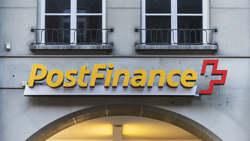 Das Logo der Postfinance an einem Gebäude in Bern (Archivbild).