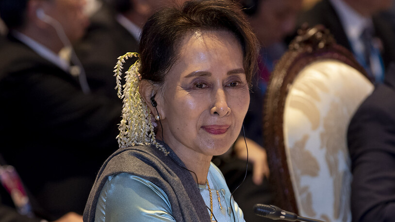 ARCHIV - Myanmars Ex-Regierungschefin Aung San Suu Kyi nimmt am 4. November 2019 am ASEAN-Japan-Gipfel in Nonthaburi, Thailand, teil. Ein von der Militärjunta in Myanmar kontrolliertes Gericht hat die entmachtete Ex-Regierungschefin Aung San Suu Kyi zu…