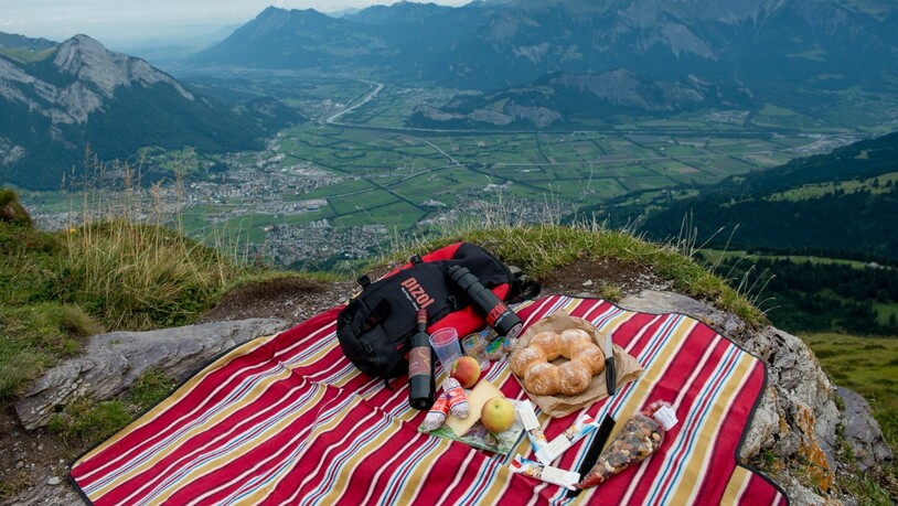 Hoch hinaus: Geniesst das Picknick mit Aussicht ins Sarganserland.