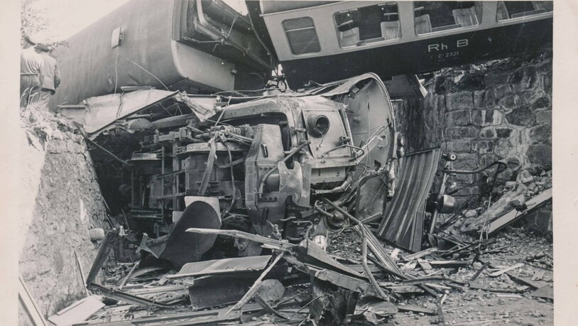 Die hintere der beiden Lokomotiven - die Ge 4/4 602 - stürzte auf die Kantonsstrasse. Es grenzt an ein Wunder, dass der Lokomotivführer nur ein paar Schrammen davon trug.