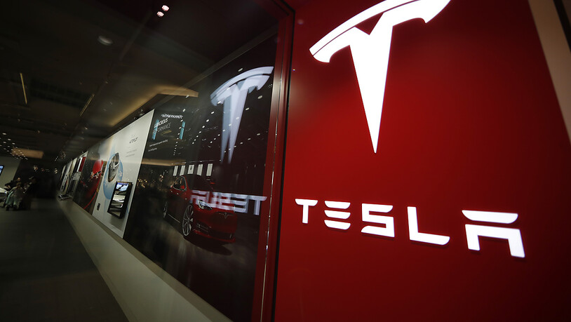 Aktionäre von Tesla haben an der Generalversammlung dem zweiten Aktiensplit des US-Elektroautobauers innerhalb von rund zwei Jahren zugestimmt. Bei der Aktion soll jede bestehende Aktie in drei neue umgewandelt werden. (Archivbild)