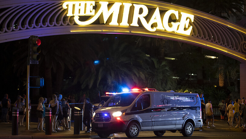 Ein Einsatzwagen der Stadtpolizei steht vor dem Hotel "Mirage", nachdem Schüsse in einem Zimmer des bekannten Hotels in Las Vegas gefallen sind. Foto: Ellen Schmidt/Las Vegas Review-Journal/dpa
