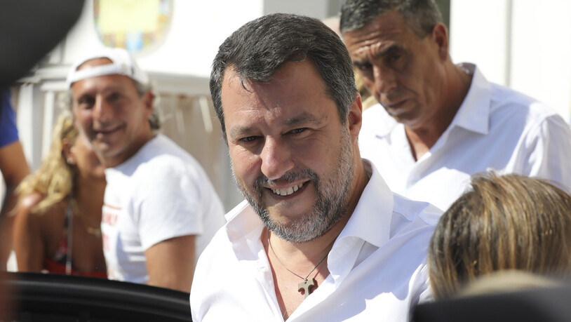 Matteo Salvini (M), Vorsitzender der der rechten Lega, verlässt während seines Besuchs auf der sizilianischen Insel Lampedusa das Rathaus. Foto: David Lohmueller/AP/dpa