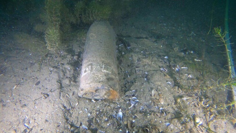 Taucher der Wasserschutzpolizei und der Schweizer Armee haben dieses historische Minenwerfergeschoss aus dem Zürichsee gefischt.
