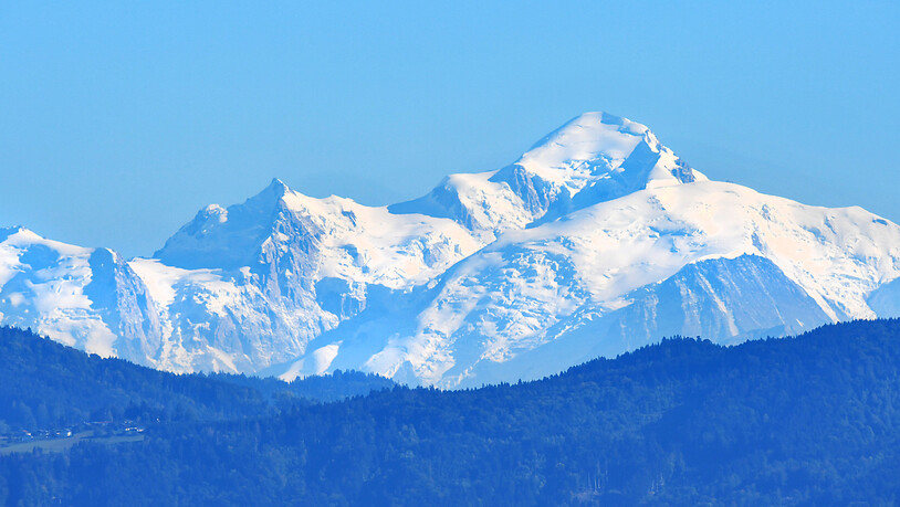 ARCHIV - Der schneebedeckte Mont Blanc in den Alpen. Foto: Soeren Stache/dpa/Archiv