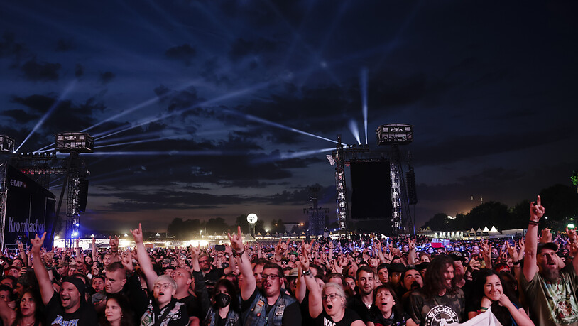 Metal-Fans feiern den Auftritt der britischen Band «Judas Priest» beim WOA - Wacken Open Air. Das WOA gilt als größtes Heavy-Metal-Festival der Welt. Foto: Frank Molter/dpa