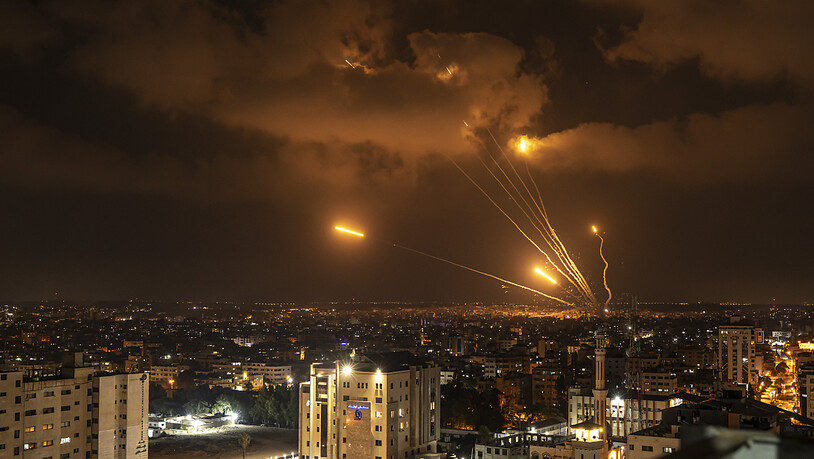Raketen werden aus dem Gazastreifen in Richtung Israel abgefeuert. Israelische Streitkräfte haben bei Luftangriffen auf den Gazastreifen den Militärchef der extremistischen Palästinenserorganisation Islamischer Dschihad (PIJ) getötet. Foto: Fatima Shbair…