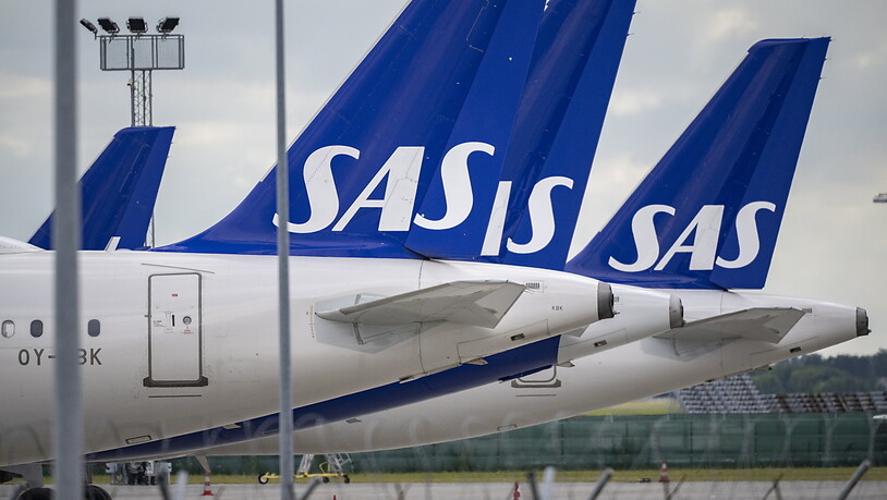 Hunderte dänische, norwegische und schwedische Pilotinnen und Piloten der Fluggesellschaft SAS haben sich für einen ausgehandelten neuen Tarifvertrag ausgesprochen. (Archivbild)