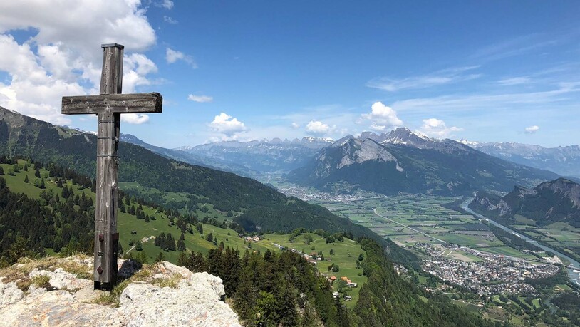 Einzigartige Aussicht: Der Blick von der Aussichtsplattform am Pizalun ins Sarganserland und der Bündner Herrschaft.