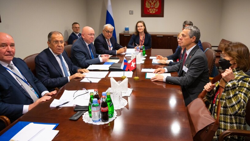 Bundespräsident Ignazio Cassis (an der rechten Tischseite in der Mitte) beim Gespräch mit dem russischen Aussenminister Sergej Lawrow ihm gegenüber (links in der Mitte).