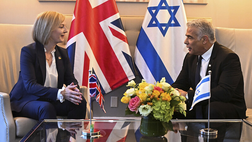Liz Truss, Premierministerin von Großbritannien, und Yair Lapid, Premierminister von Israel, halten ein bilaterales Treffen ab, während sie der 77. UN-Generalversammlung in New York beiwohnen. Foto: Toby Melville/Reuters pool via AP/dpa