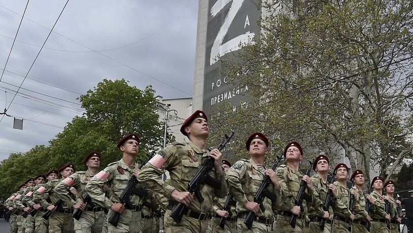 dpatopbilder - ARCHIV - Der Buchstabe «Z» ist auf einem Gebäude, unter dem Soldaten der russischen Nationalgarde (Rosguardia) in der von Russland 2014 annektierten Stadt zu sehen entlangmarschieren. Foto: Uncredited/AP/dpa/Archiv