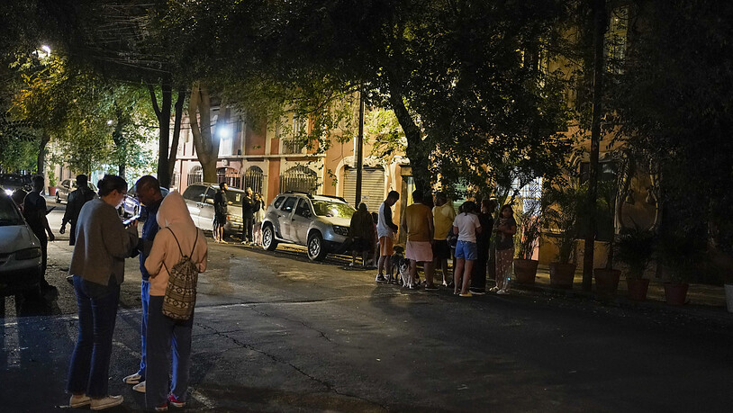 Menschen versammeln sich nach einem Erdbeben am frühen Morgen im Freien. Foto: Eduardo Verdugo/AP/dpa
